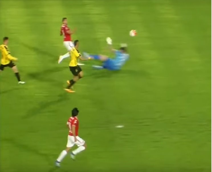 מקפיץ מעל השוער איזה גול