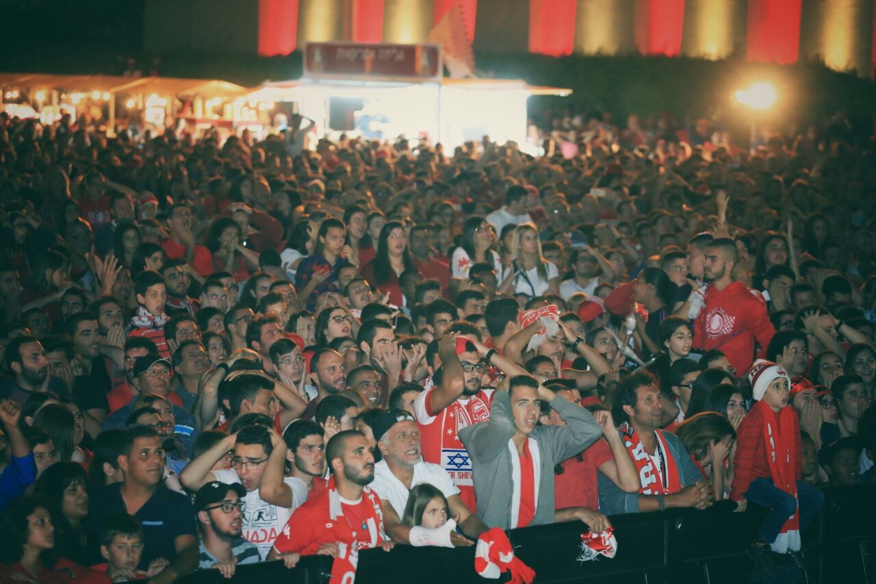 אחד מרגעי ההחמצה ברחבת העירייה. צילום: אביבאל ז'נו אחד מרגעי ההחמצה ברחבת העירייה. צילום: אביאל ז'נו