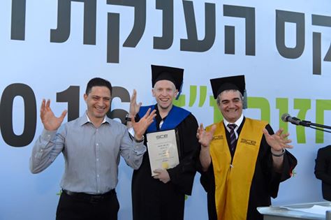 פרופ חדד אושר מרגוליס ורוביק דנילוביץ מוחאים כפיים בטקס הסיום - קרדיט יחצ