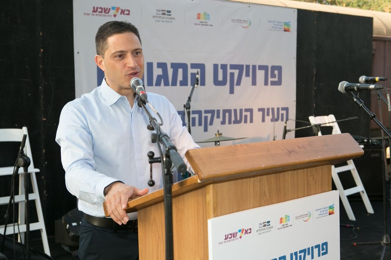 ראש העיר בטקס המלגות. צילום דיאגו מיטלברג