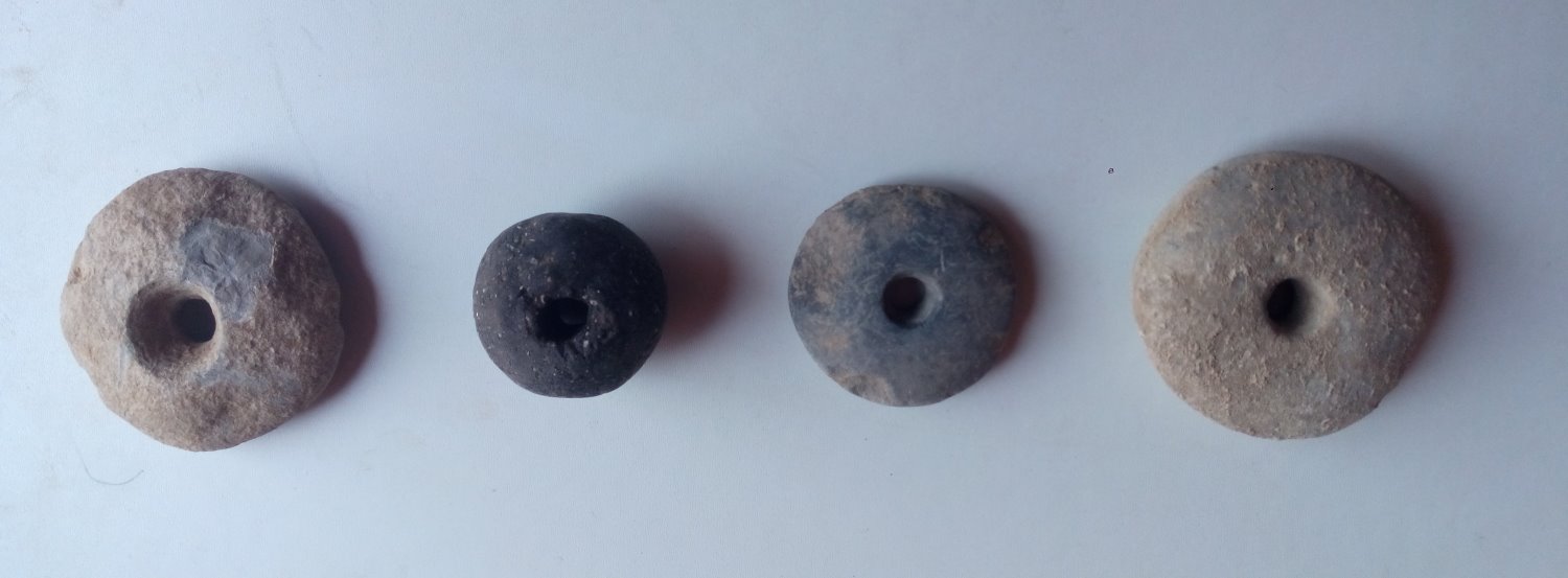 משקולות אבן שהתגלו באתר. צילום: ולדיק ליפשיץ, רשות העתיקות