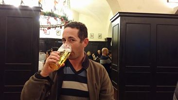 ביום מורה ומחנך בתיכון, בלילה מבשל בירות. גלעד נאמן. צילום מתוך הפייסבוק