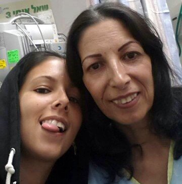 סלפי עם שיר הבת ודבורה האמא, בתחילת התהליך באחד מהאישפוזים