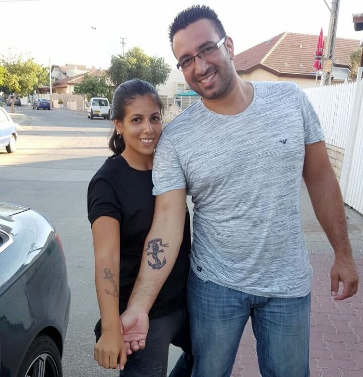 שיר עם אחיה הגדול עם קעקוע המוקדש לאמא, "העוגן שלנו"