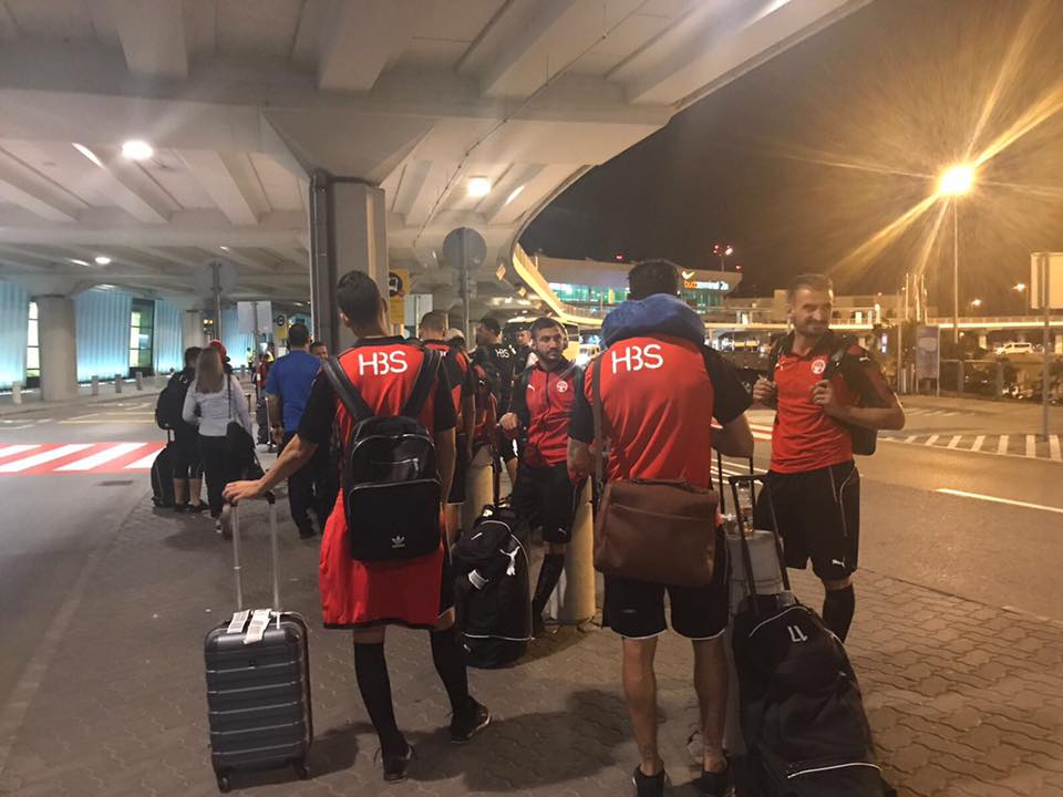 השחקנים נוחתים בבודפשט. צילום מתוך דף הפייסבוק של המועדון