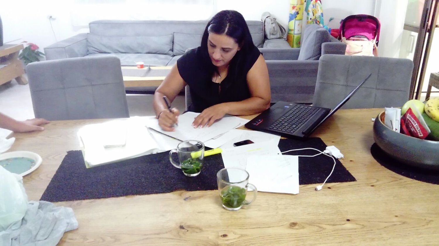 הכל נעשה מסלון הבית. צילום: נועם טמיר