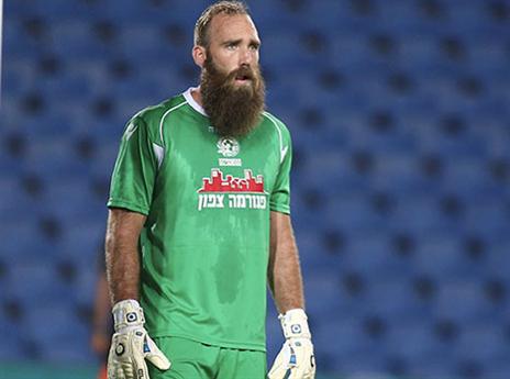 אם הם יצאו עם ניצחון מחר, הוא יגלח את זקנו (צילום: אלון שיבר, ערוץ הספורט)