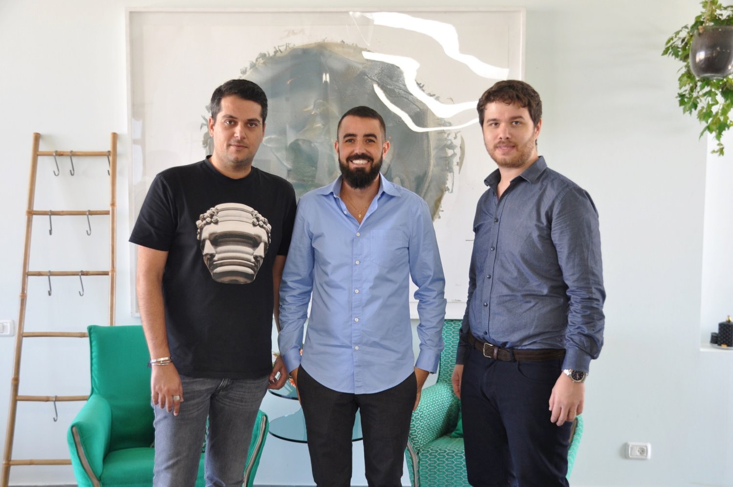  אבישי גורדון סמנכ"ל שיווק, חיים זגורי בעלים ומנכ"ל, ואורון מילשטיין מעצב פנים (צילום: יניב פוטרמן)