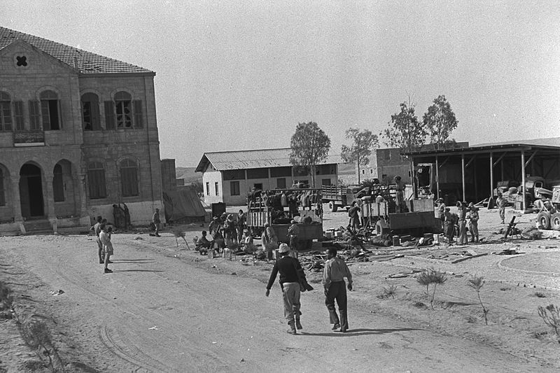 חיילי צה"ל בבאר שבע, בנובמבר 1948, בכניסה לבניין "בית הספר לילדי הבדואים", בו הייתה קודם מפקדת הצבא המצרי (צילום: ויקיפדיה)