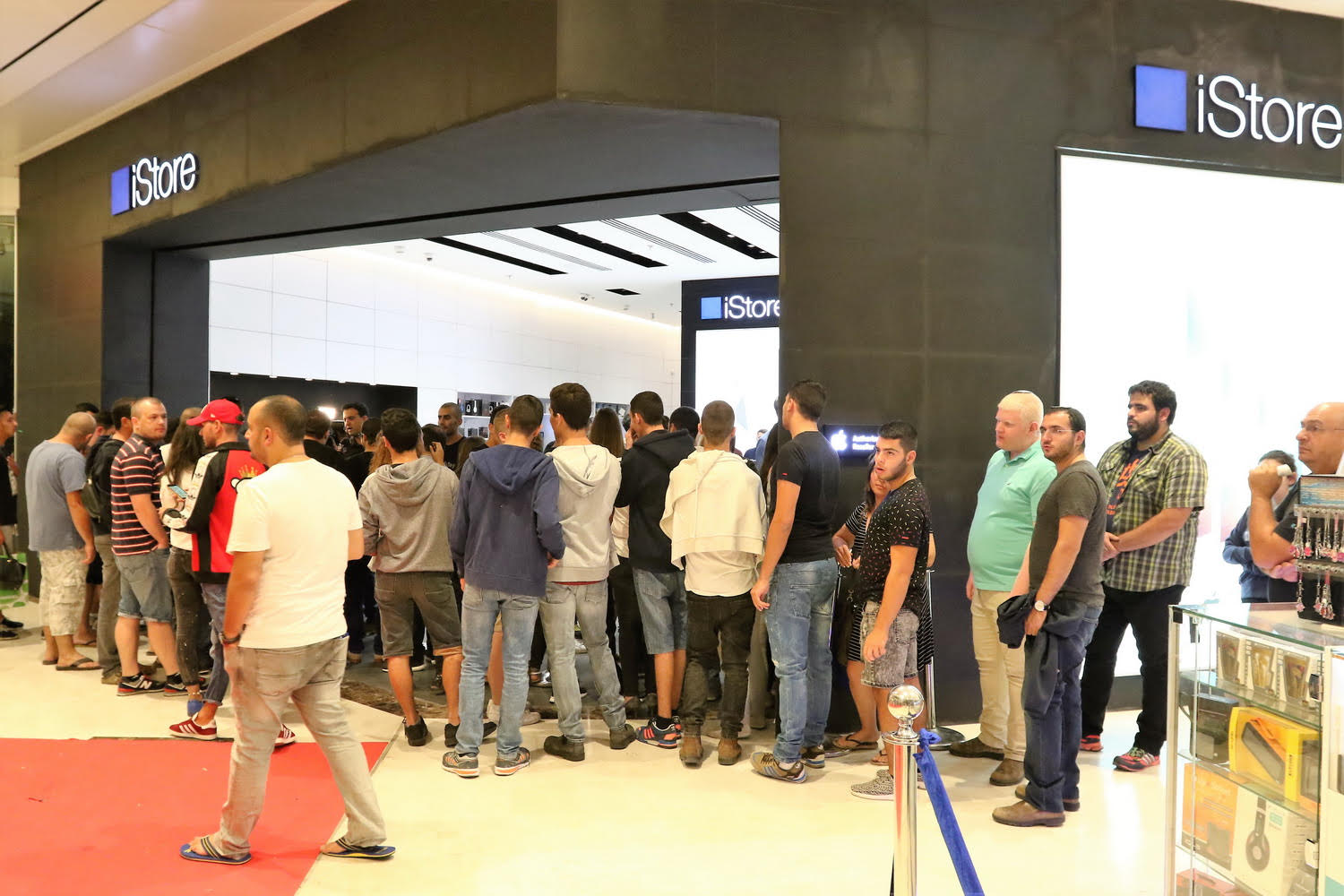 האייפון חוזר. צילום ארכיון מאיר אבן חיים. באדיבות אייסטור