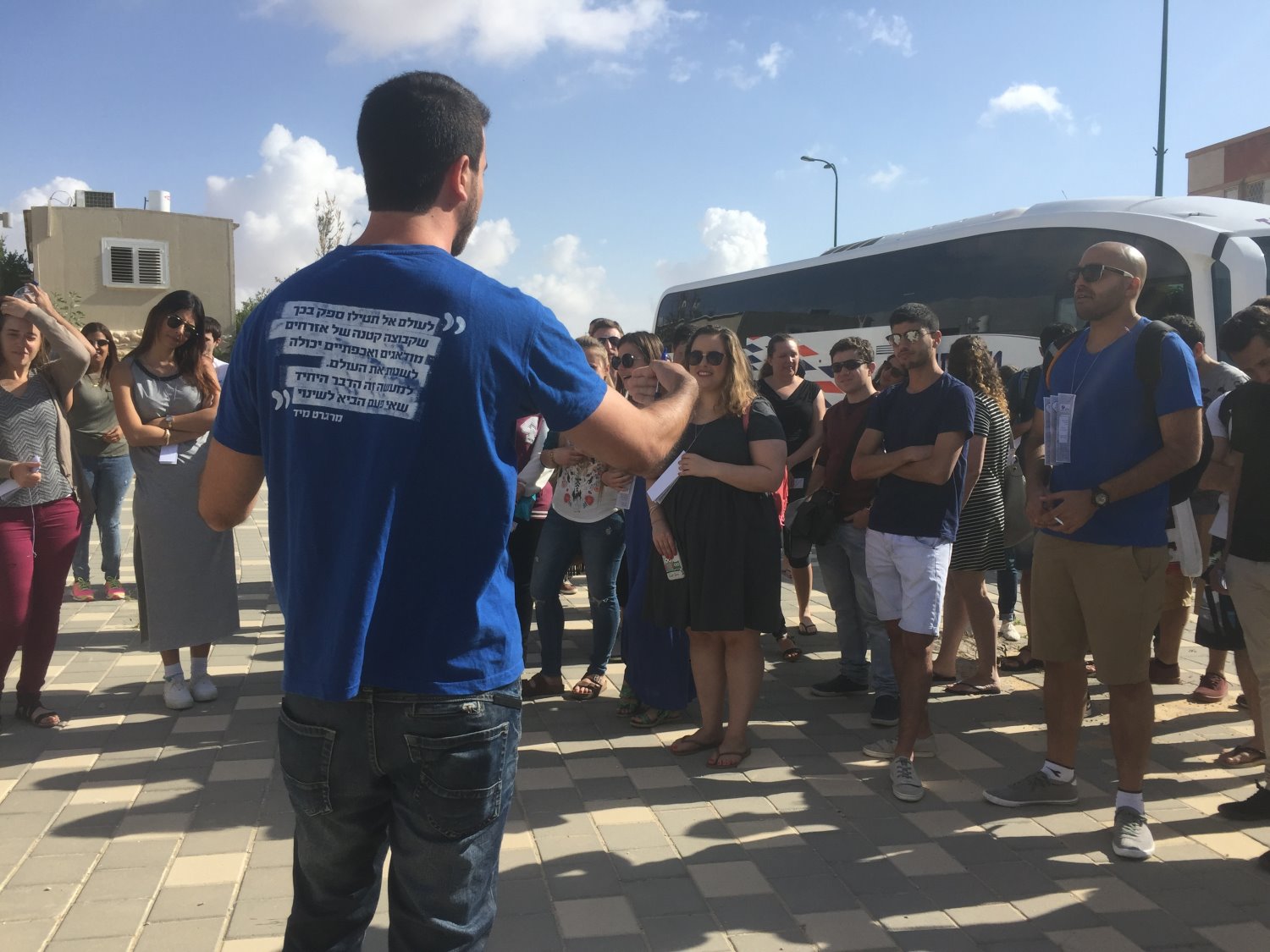 פעיל התא, עוז ליס, מעביר סיור בנושא חמשת היישובים לעמותת "אייסף"