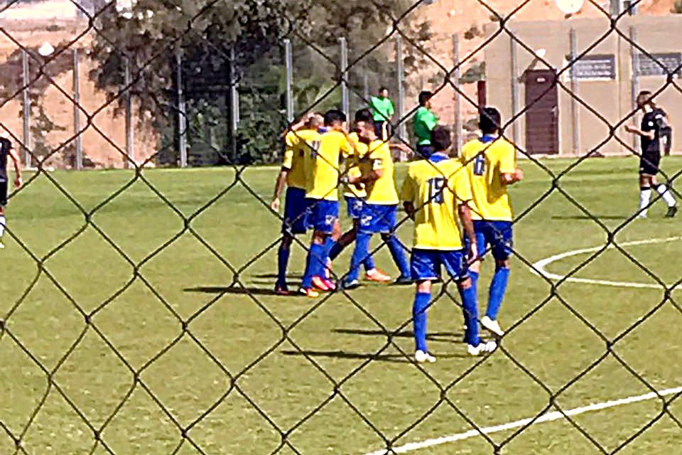 שחקני מכבי חוגגים את הגול הראשון