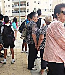 שכונת רמות ב-8 בבוקר: נאלצים לעמוד למעלה מחצי שעה בתחנה. (צילום: גליה רייף משה)