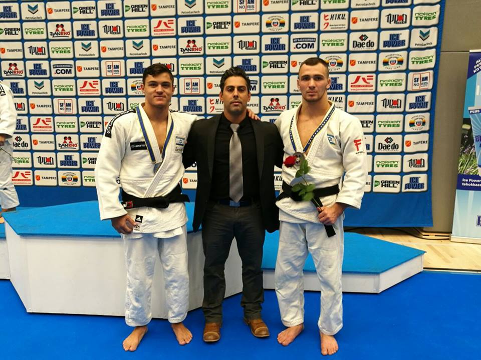 רסקופין (משמאל) הוא כמובן אוהד הפועל באר שבע מושבע. צילום: פייסבוק