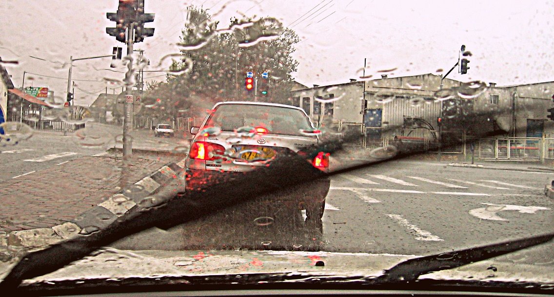 יש להוריד את מהירות הנסיעה ב-10 קמ"ש לפחות ולהגדיל את המרחק מכלי הרכב שמלפנים