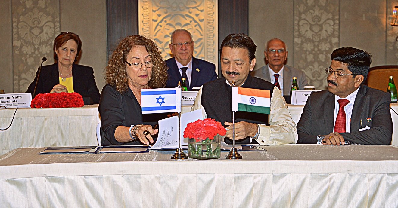 במעמד החתימה על ההסכם, פרופ' כרמי, ד"ר דשמוקה, מר' ריבלין ושותפים נוספים (צילום: יחצ)