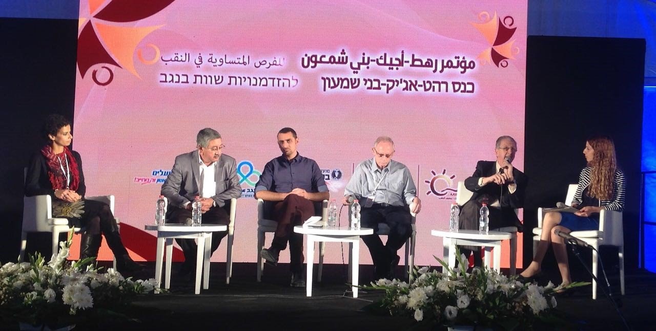 בתמונה מימין לשמאל: דקלה אהרון כתבת בריאות רשת ב' ; ד"ר מנואל כץ (מ"מ רופא מחוזי דרום משרד הבריאות); ד"ר אהוד דודסון (מנכ"ל המרכז הרפואי סורוקה); יוהן אטלן (מנכ"ל מועצת הנגב); טלאל אלקרנאווי (ראש העיר רהט); וד"ר ר'אניה עוקבי (מומחית למיילדות ולגינקולוגיה, חברת הועד המנהל - אג'יק - מכון הנגב). (צילום: יח"צ)