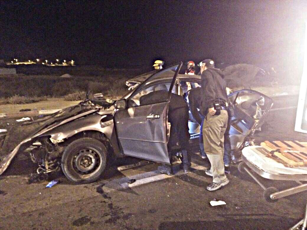 מתאונת הדרכים בצומת הקאנטרי בבאר שבע פונו לחדר הטראומה בסורוקה 3 פצועים בשנות העשרים לחייהם: שניים במצב קשה מאד, מונשמים מורדמים ביחידות לטיפול נמרץ סובלים מפגיעות רב מערכתיות, פצוע נוסף במצב בינוני סובל מפגיעה בחזה.