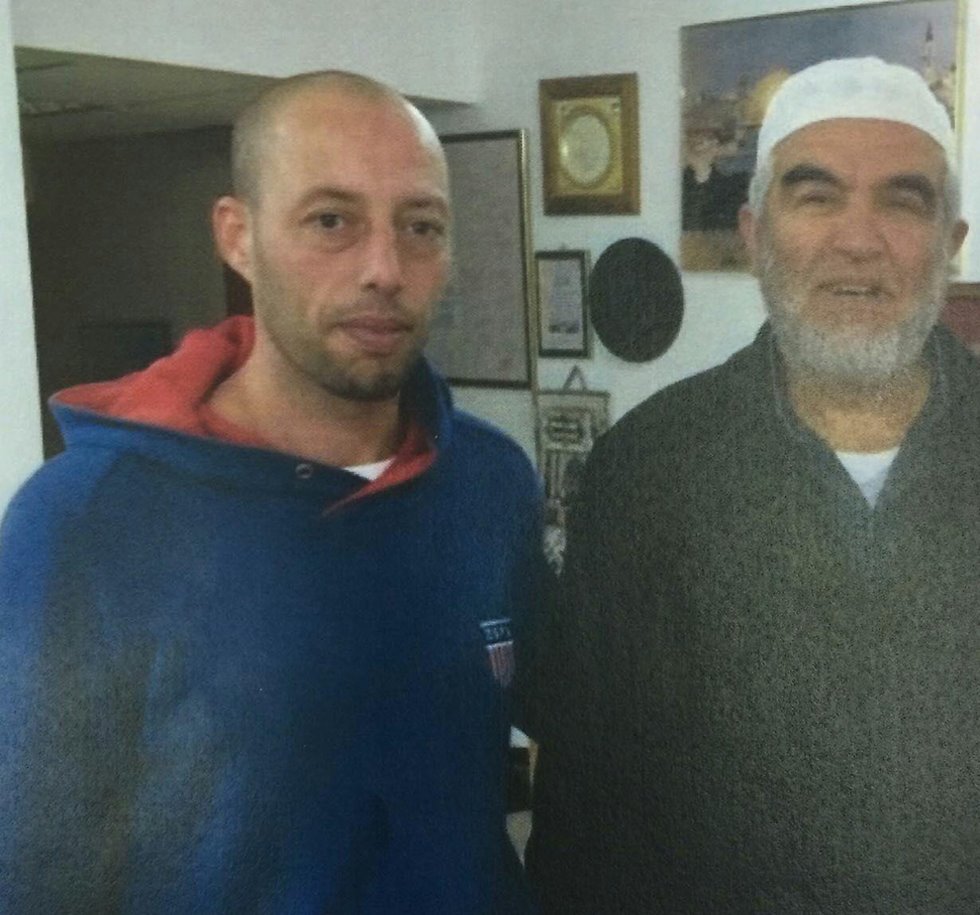 מתכנן הפיגוע, מחמד מצרי, לצד ראש הפלג הצפוני של התנועה האיסלאמית ראאד סלאח