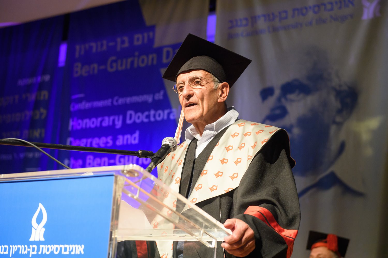 הסופר דן בניה סרי נושא דברים צילום : דני מכליס 