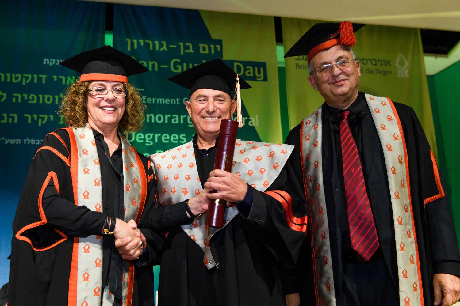 דורון אלמוג מקבל את התואר מידי פרופ' רבקה כרמי ופרופ' צבי הכהן צילום : דני מכליס אוניברסיטת בן גוריון 