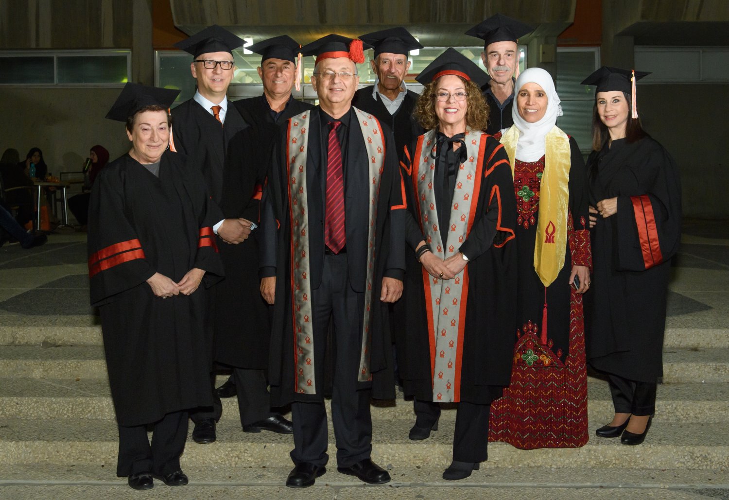 נשיאת אוניברסיטת בן-גוריון, פרופ' רבקה כרמי ורקטור האוניברסיטה, פרופ' צבי הכהן, בחברת מקבלי התארים: צילום דני מכליס 