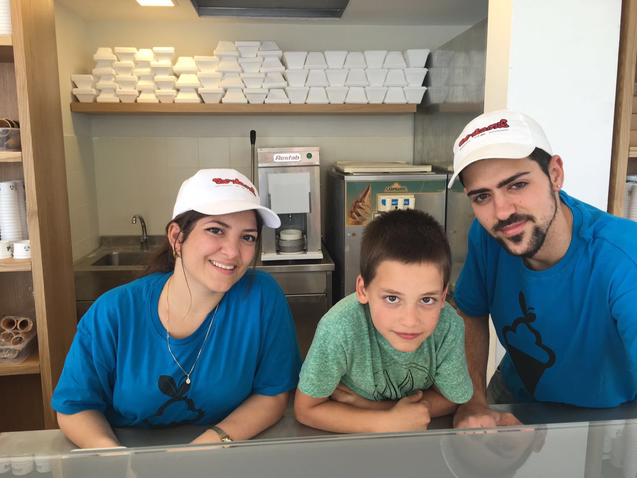 השבוע, נפתח הסניף החדש של גלידה באר-שבע "ג'וליה בר אקספרס" במתחם מקס אמות. לרגל הפתיחה כל בני משפחת בר הגיעו להושיט יד. ביניהם גם אלון בר, הבן הצעיר של עודד ושרון שנכנס מיד מאחורי הדלפק, שינס מותנים ובירך את הלקוחות שבאו ליהנות מהגלידה הביתית והמוכרת של סבתא יוליה. השבוע, נפתח הסניף החדש של גלידה באר-שבע "ג'וליה בר אקספרס" במתחם מקס אמות. לרגל הפתיחה כל בני משפחת בר הגיעו להושיט יד. ביניהם גם אלון בר, הבן הצעיר של עודד ושרון שנכנס מיד מאחורי הדלפק, שינס מותנים ובירך את הלקוחות שבאו ליהנות מהגלידה הביתית והמוכרת של סבתא יוליה.