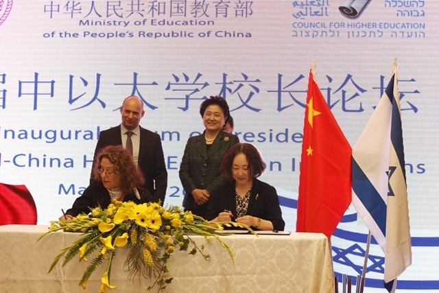 חותמות על ההסכם