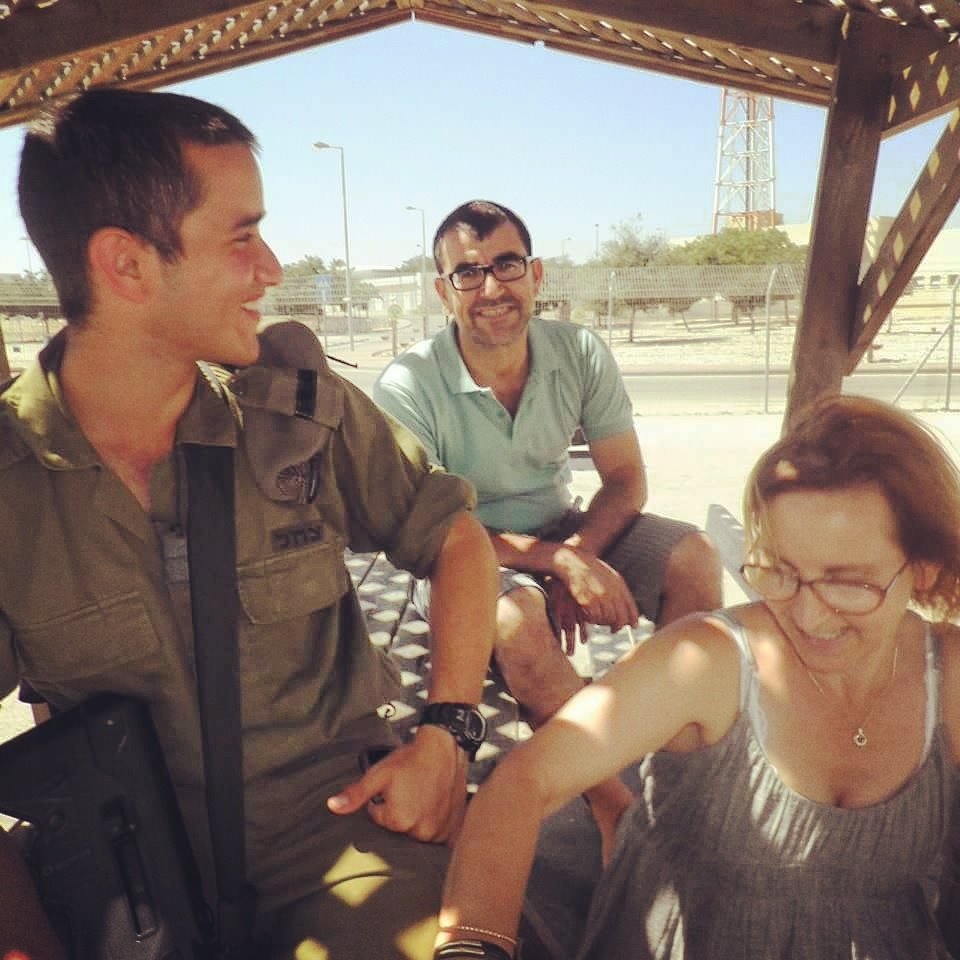 ההורים של טל ז"ל בביקורם האחרון לפני שנפטר. שבת בבא"ח גולני.