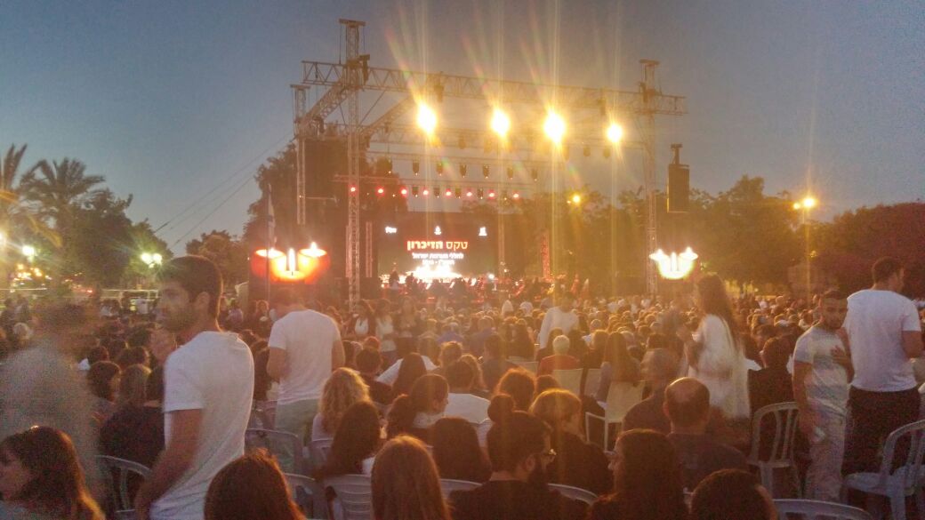 מיד לאחר טקס יום הזיכרון ברחבת העירייה מיד לאחר טקס יום הזיכרון ברחבת העירייה