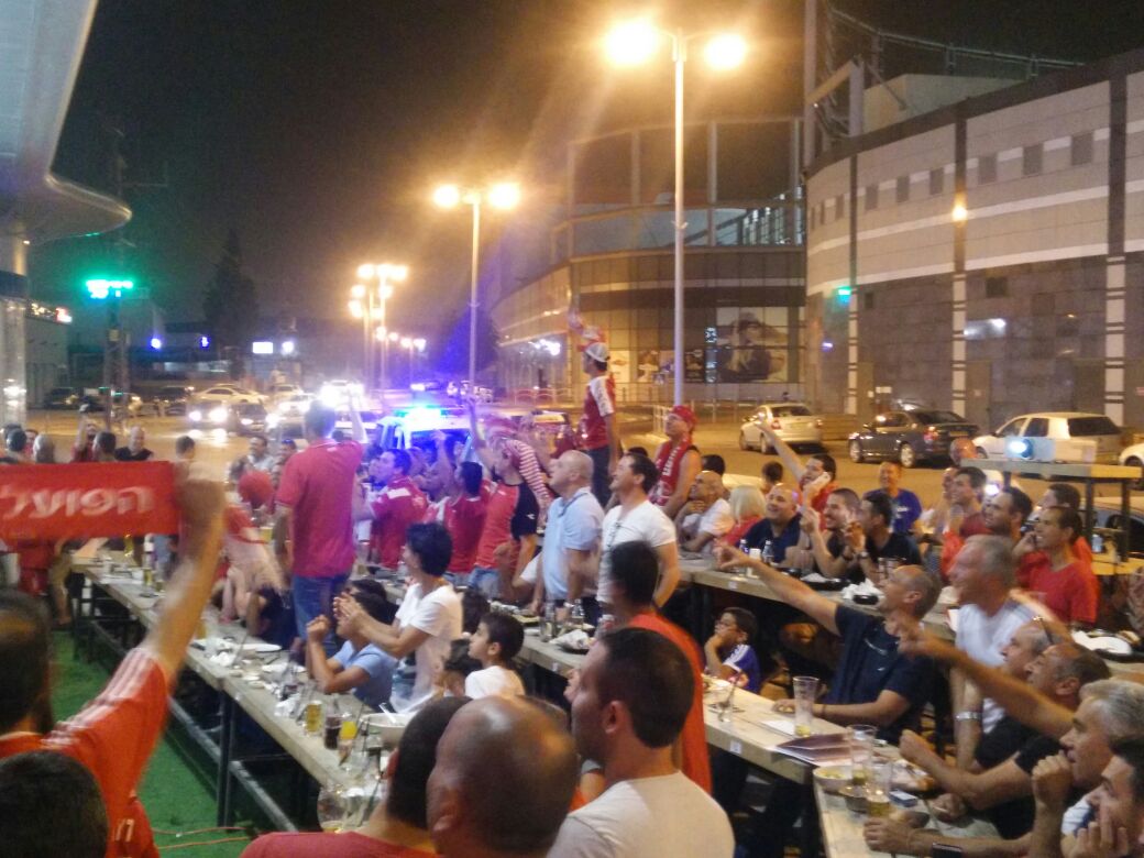 חוגגים את הגול בבאר שבע. צילום אבישי לוי חברוני