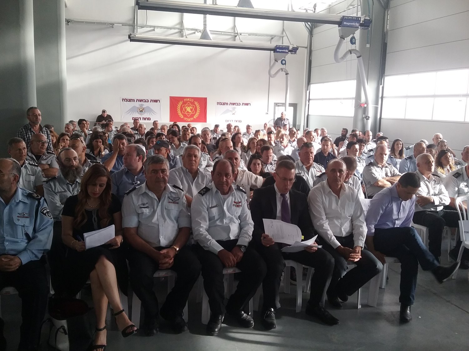 קהל רב של לוחמי אש נכח במקום