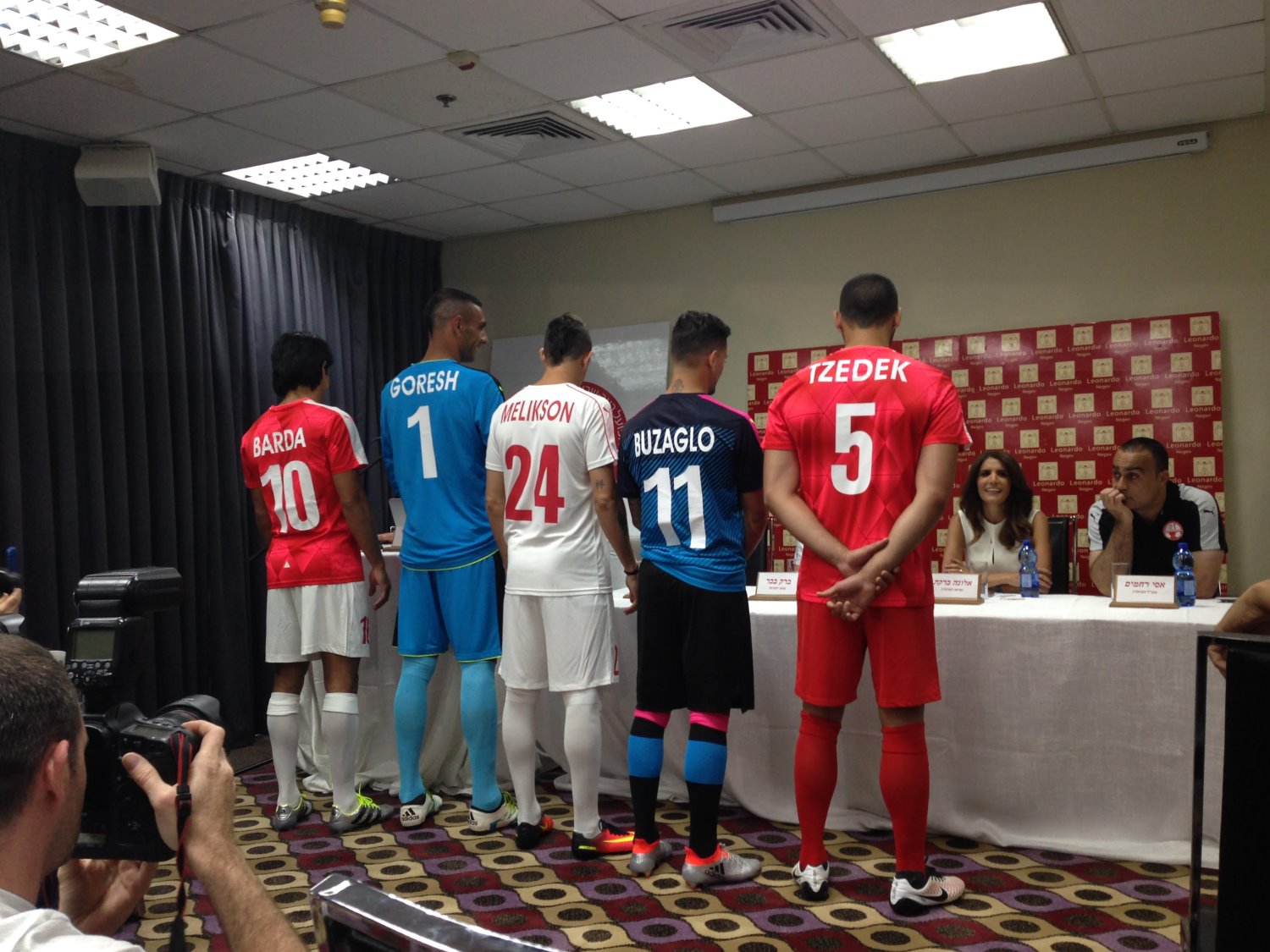 וגם מאחורה וגם מאחורה