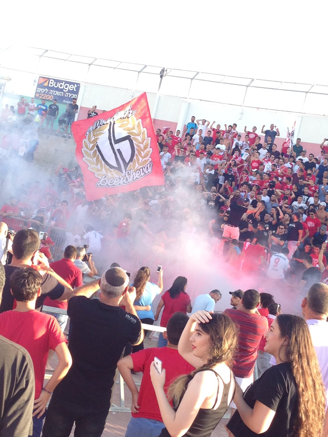 האווירה ביציעים האווירה ביציעים