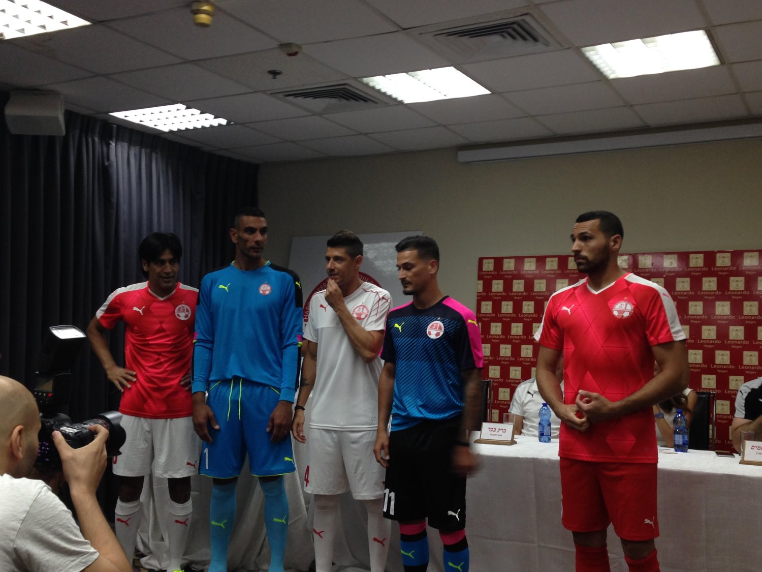 השחקנים מציגים את החולצות השחקנים מציגים את החולצות