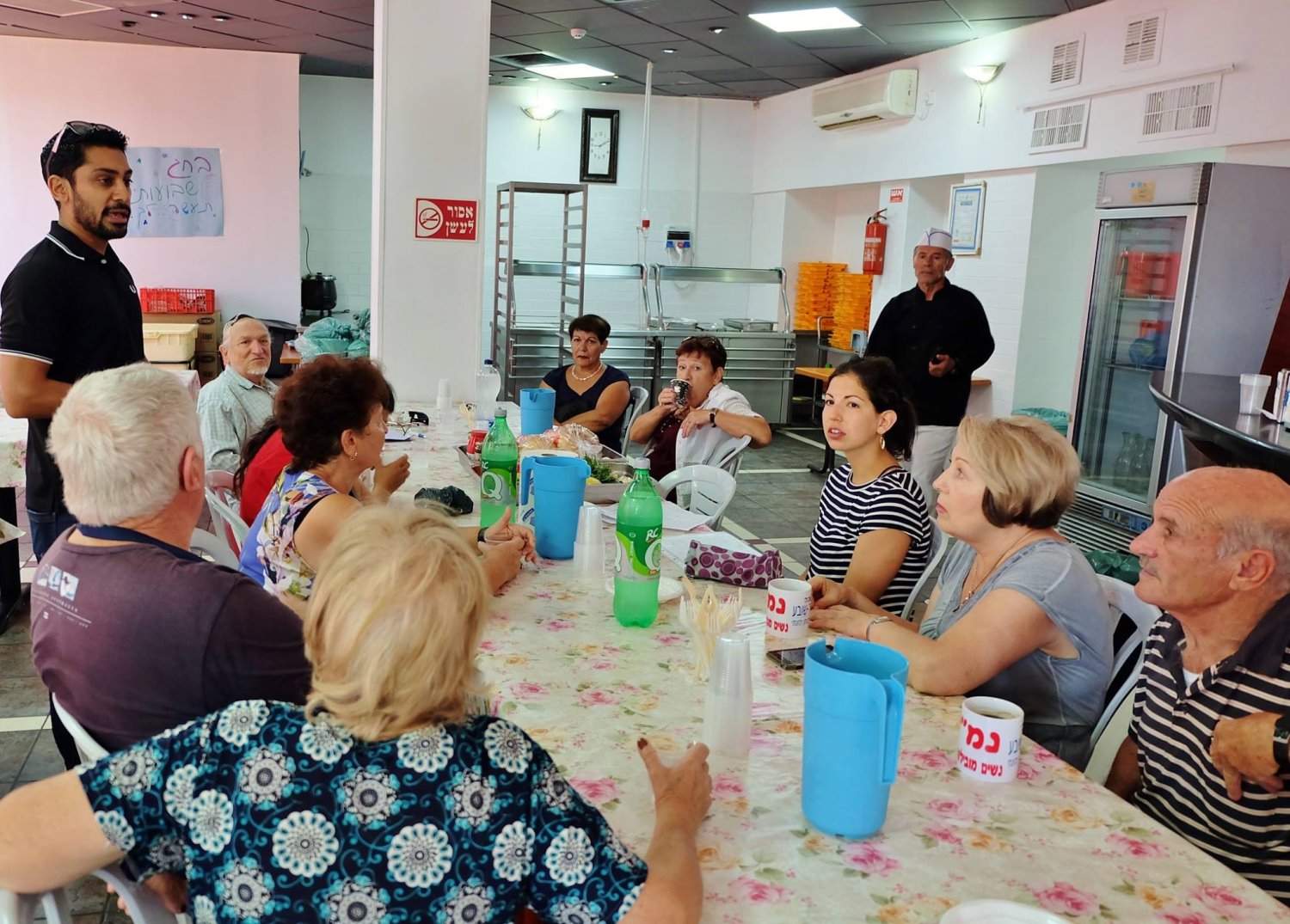 משתתפי הסדנה. מימין בחולצת פסים-דנה איבנובסקי התזונאית. משמאל, עומד-ארז נגאוקר מנהל באר שובע
