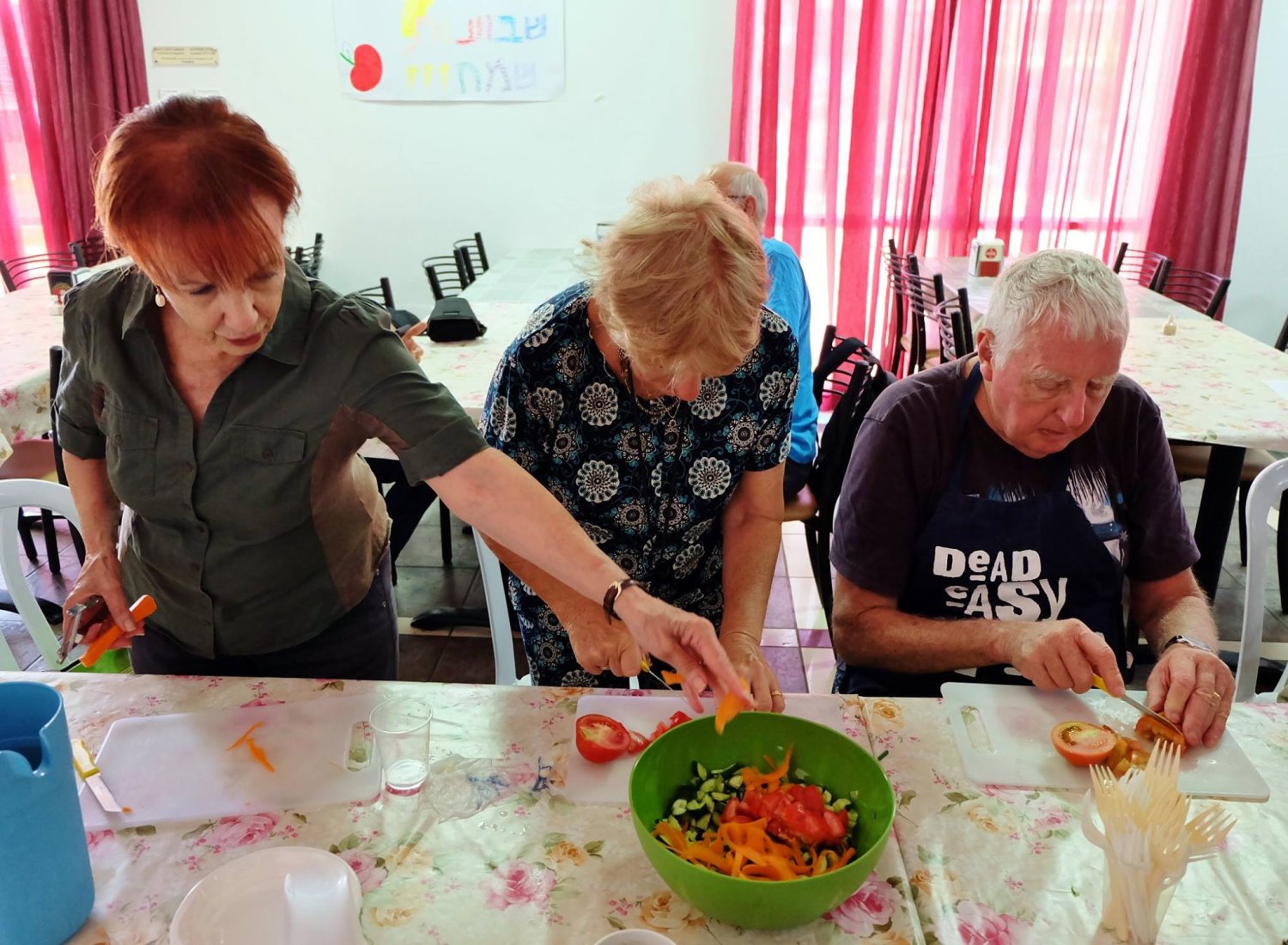 מתנדבי עמותת באר שובע בסדנת התזונה הבריאה. צילום מאגר לקט ישראל