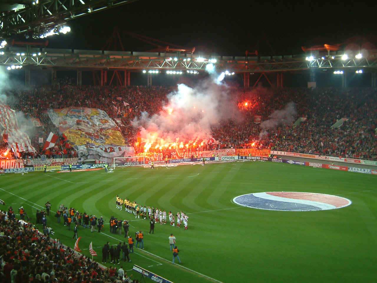 אצטדיון קאראיסקאקיס, יכול להכיל יותר מ-30,000 איש. צילום באדיבות ויקיפדיה