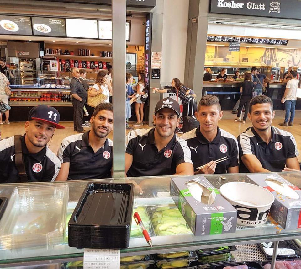 גם השחקנים שלנו כבר הספיקו לעבור דרך הדיוטי פרי גם השחקנים שלנו כבר הספיקו לעבור דרך הדיוטי פרי