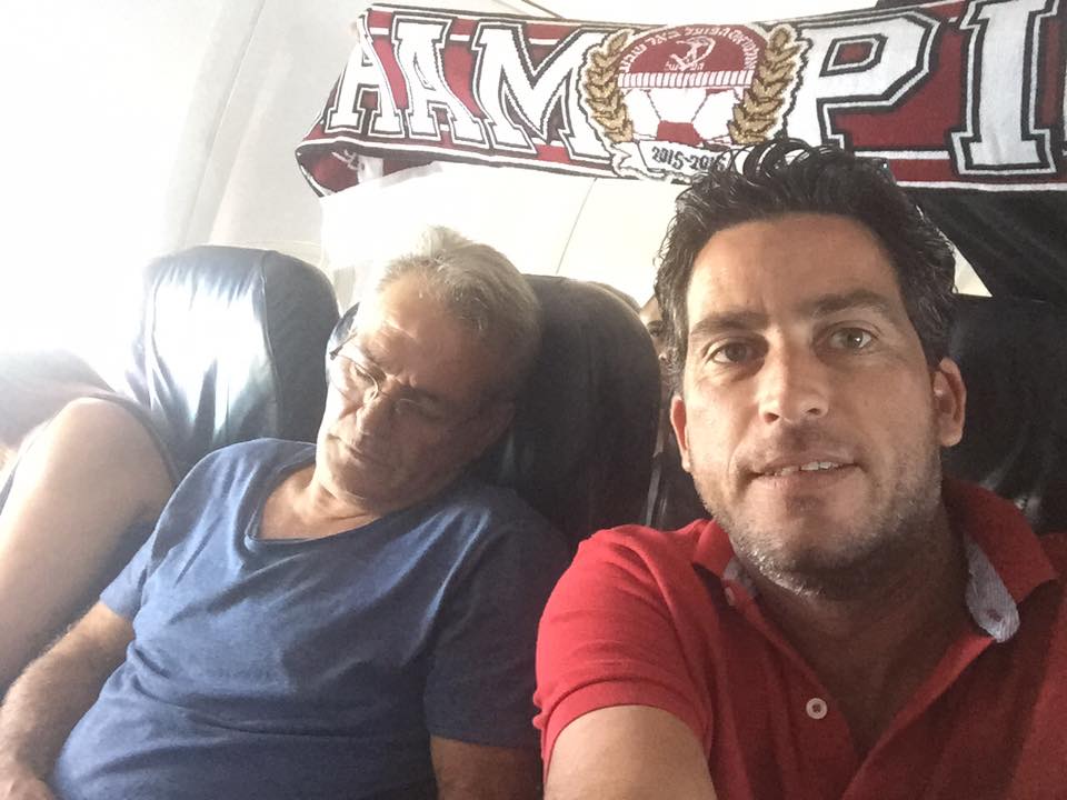 האוהד מתי מוסקוביץ תפס את יעקב בוזגלו על הטיסה נוחר כל הדרך ליוון. כשישנים יותר קל להימנע מפליטות פה.