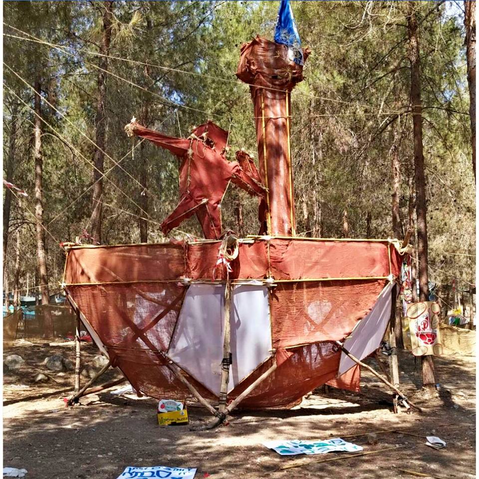 שבט נופר, צופי להבים. בנו את סמל הפועל באר שבע במחנה הקיץ שלהם שבט נופר, צופי להבים. בנו את סמל הפועל באר שבע במחנה הקיץ שלהם