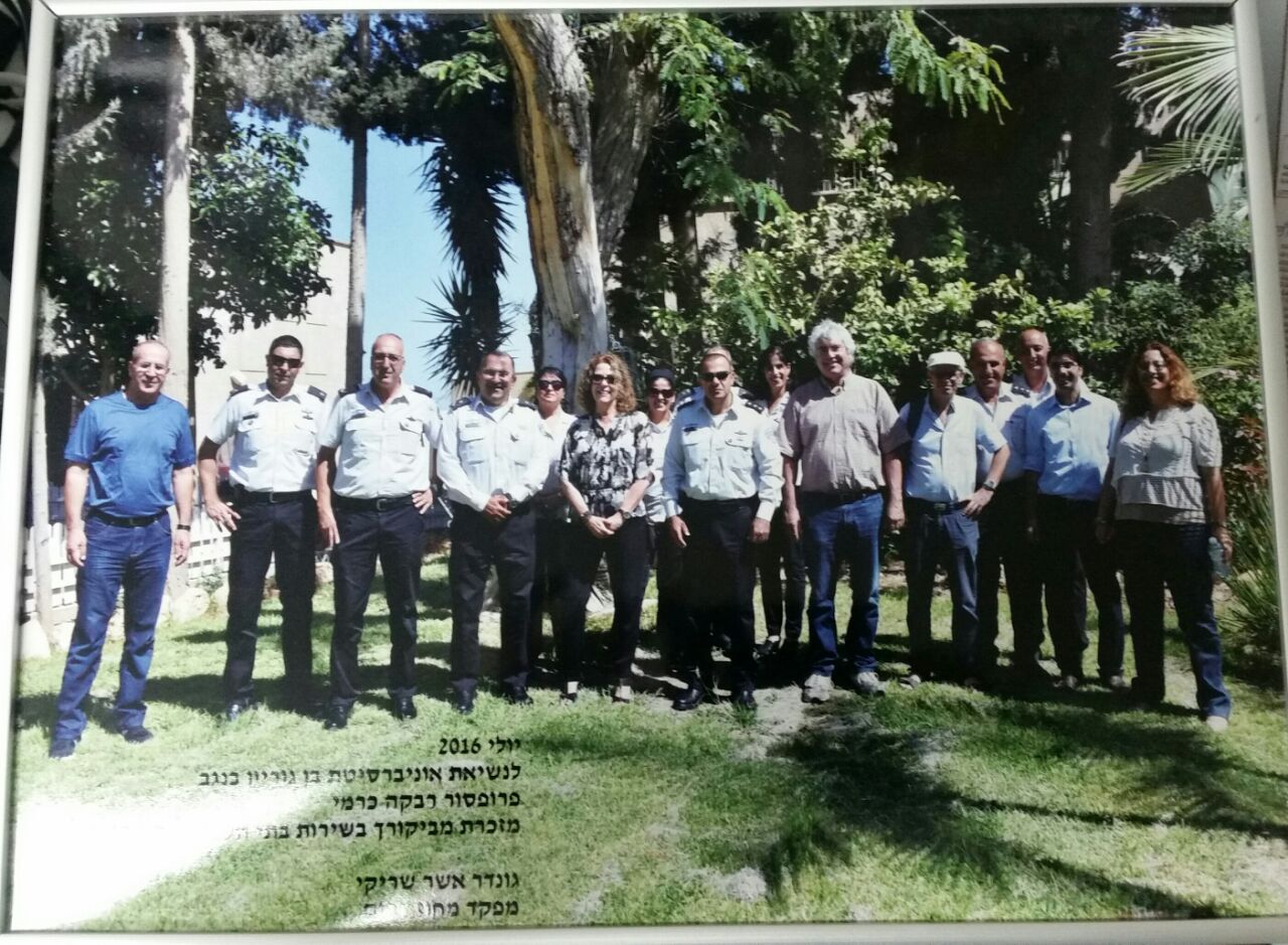 אנשי האוניברסיטה, בראשותה של פרופ' רבקה כרמי, בתמונה קבוצתית עם אנשי שב"ס, בראשותו של גונדר אשר שריקי. צילום: שירות בתי הסוהר.