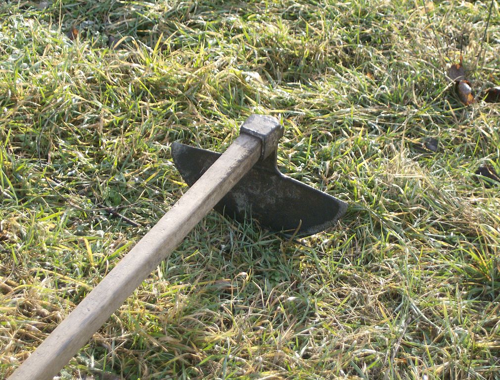 תקפו עם מעדר. צילום אילוסטרציה