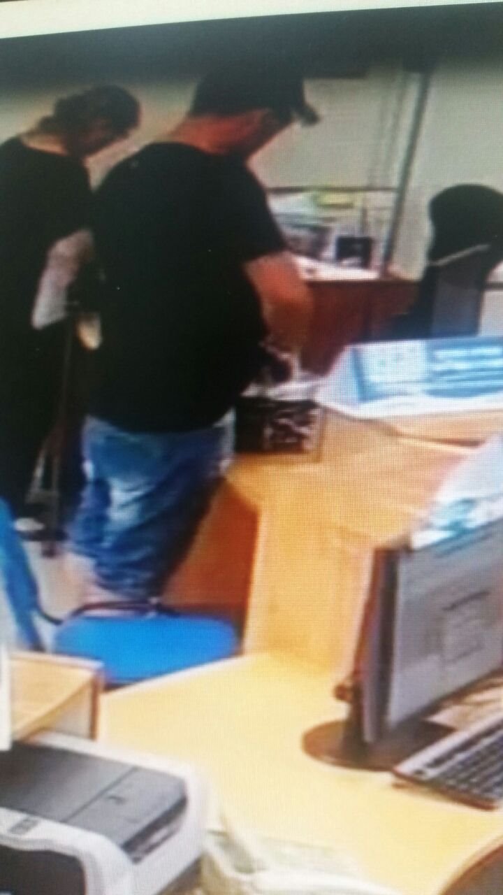 מתוך צילומי האבטחה- גניבת ארנק מתיק הלקוחה במרפאת יסקי באר שבע
