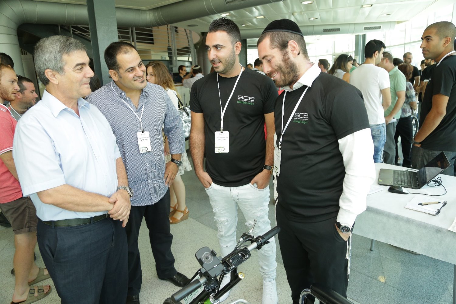 פרופ' חדד וקרוצ'י מסיירים בכנס. צילום: קנר הפקות