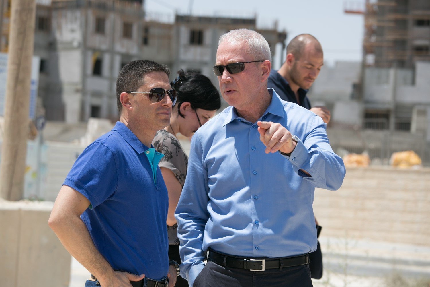 שר הבינוי והשיכון יואב גלנט (מימין) וראש עיריית באר שבע, רוביק דנילוביץ', בסיור בעיר. מתוך הפייסבוק של רוביק דנילוביץ'