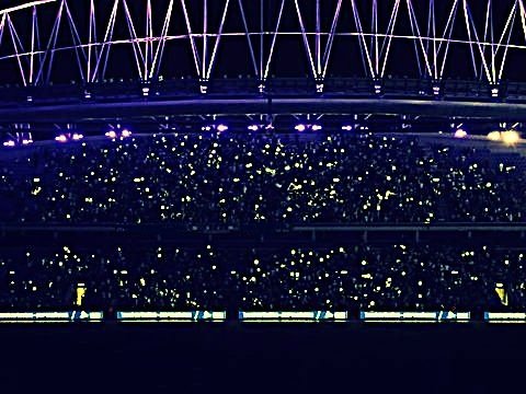 הקהל החם בזמן הפסקת החשמל. באדיבות דף הפייסבוק של מכבי חיפה