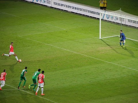 החמיץ מהנקודה הלבה. צילום באדיבות קבוצת הפייסבוק של מכבי חיפה