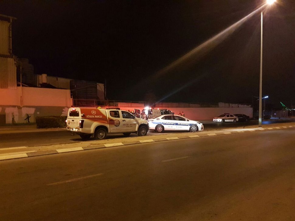 מצבן של שתי הפצועות מוגדר בינוני וקל. זירת התאונה, אמש (צילום: מוטי קדוש - "חשיפה לדרום", הטלוויזיה הקהילתית 98)