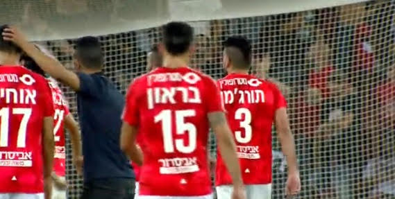 השחקנים מודים לקהל בסיום השחקנים מודים לקהל בסיום